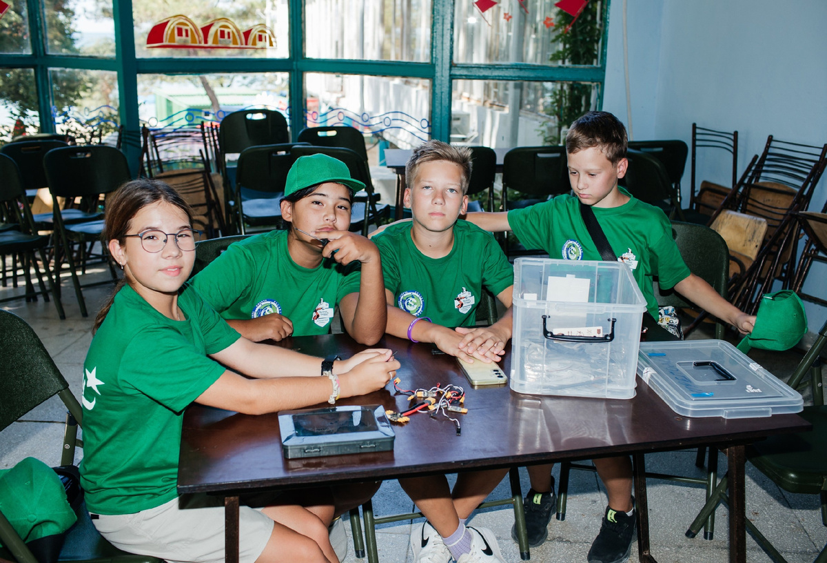 2024 год. Лагерь "Орлёнок". Матвей крайний справа. Мы тогда отдыхали рядом с лагерем в посёлке, а он был на смене по квадрокоптерам.