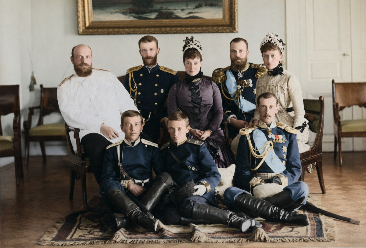 Император Александр III (крайний слева) и члены его семьи (слева направо): брат Сергей, жена Мария Федоровна, брат Алексей, жена Сергея - Елизавета Федоровна, брат Павел. У ног родителей сидят великие князья Николай (будущий император Николай II) и Георгий. 1880-е