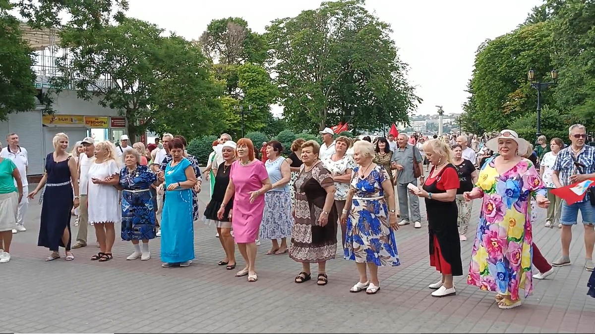В любом возрасте женщины остаются женщинами, хотят быть красивыми и любимыми. А когда все здоровы, хочется танцевать на площади. Фото автора.