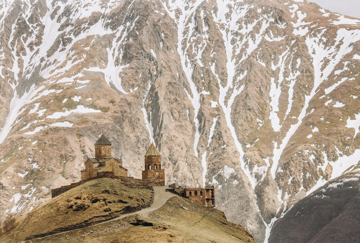 https://www.magnific.com/free-photo/gergeti-temple-top-foot-kazbek-mountain_2454895.htm