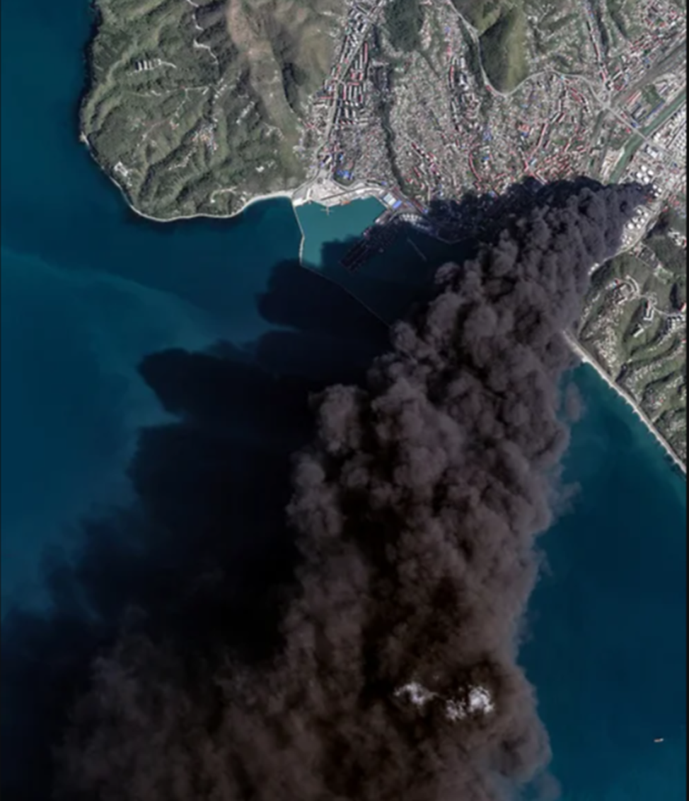 Рис. 1. Шлейф пожара на Туапсинском нефтяном терминале и НПЗ. [Фото: Vantor / Handout / Reuters; https://www.kommersant.ru/doc/8624331]