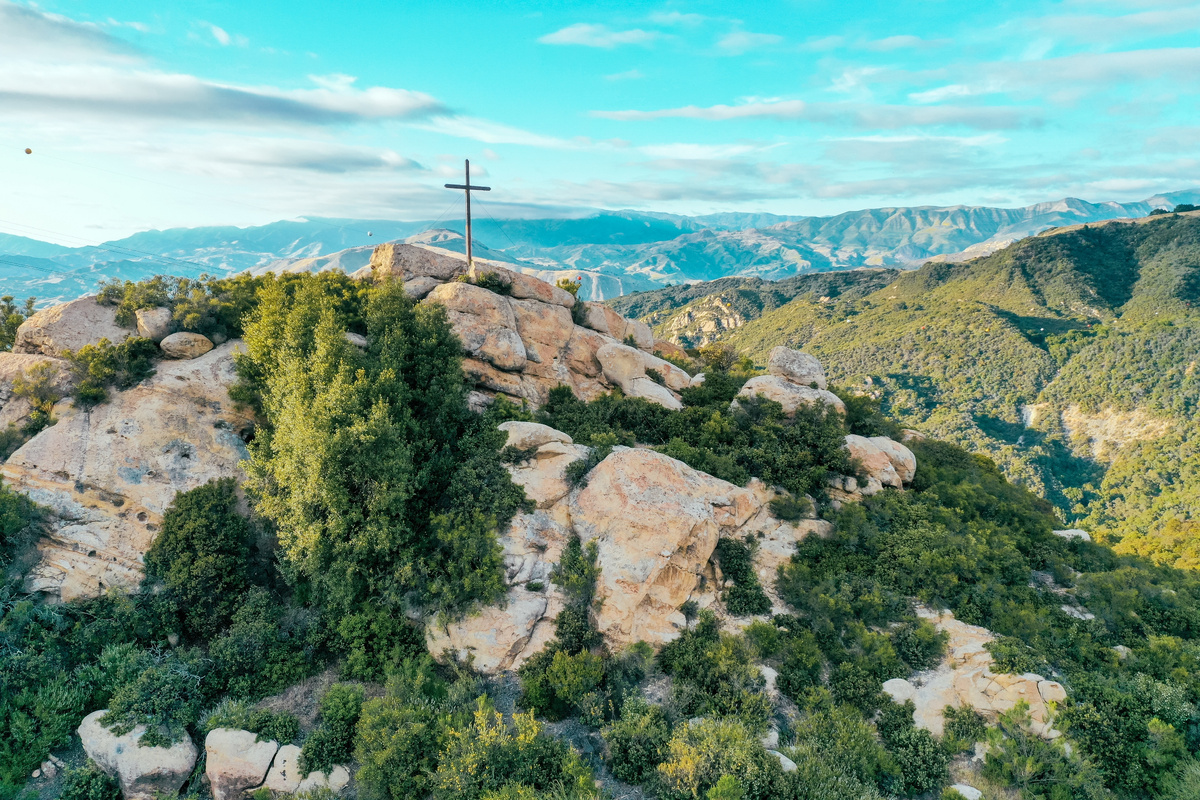 https://www.magnific.com/ru/free-photo/rocky-cliff-covered-greenery-with-cross-put-top-beautiful-mountains_7926276.htm Изображение от wirestock на Magnific