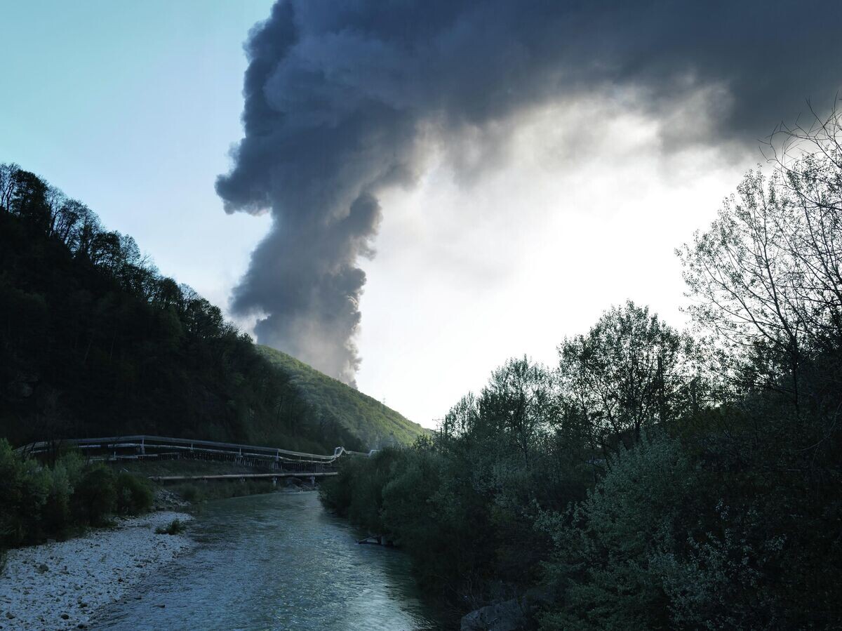    Дым от пожара на нефтеперерабатывающем заводе в Туапсе после атаки ВСУ | © РИА Новости / Борис Морозов