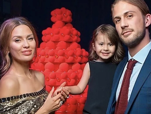 Виктория Боня с мужем и дочерью. Фото: https://news.rambler.ru/starlife/36638083-viktoriya-bonya-rasskazala-kto-vospityvaet-ee-doch/