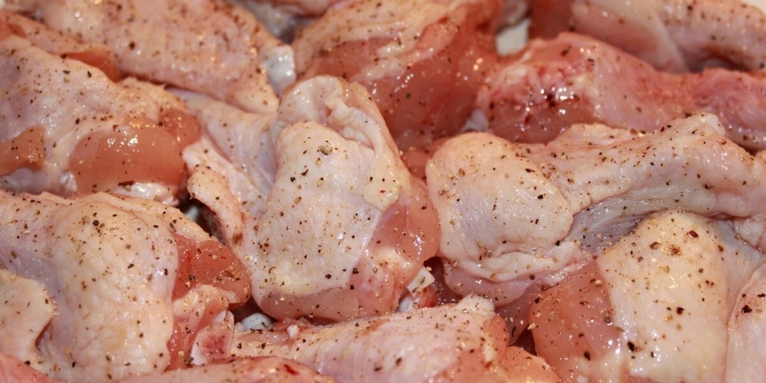 Пакет старого кефира и пара куриных окорочков: сытный ужин без лишних хлопот – когда нет времени