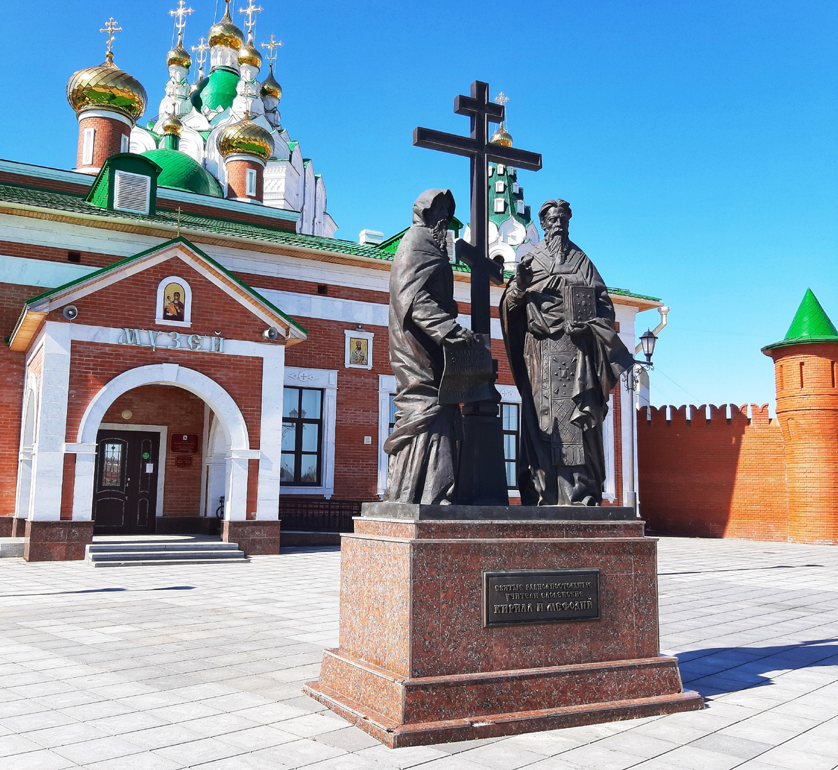 Воскресенская набережная. Памятник Кириллу и Мефодию. г. Йошкар-Ола.