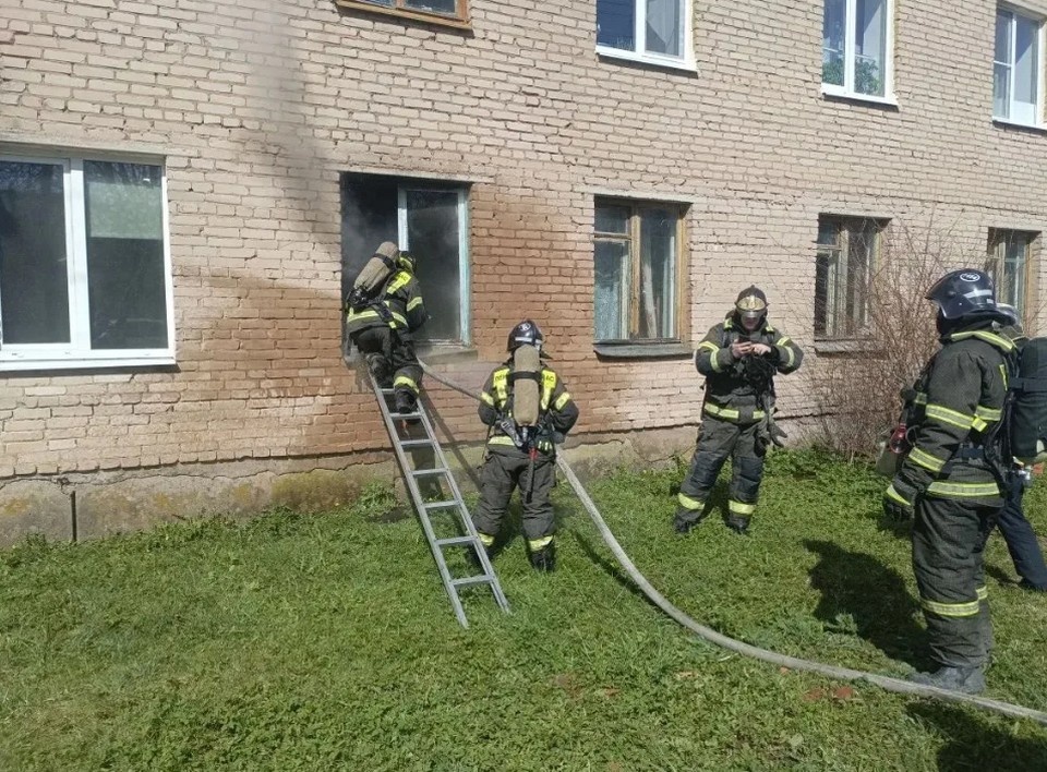    Спасателям пришлось вскрывать окно. Фото: https://max.ru/id4706031103_gos