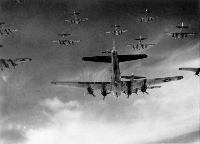 Бомбардировщики часто шли плотной группой. Фото: flyingfortress.de