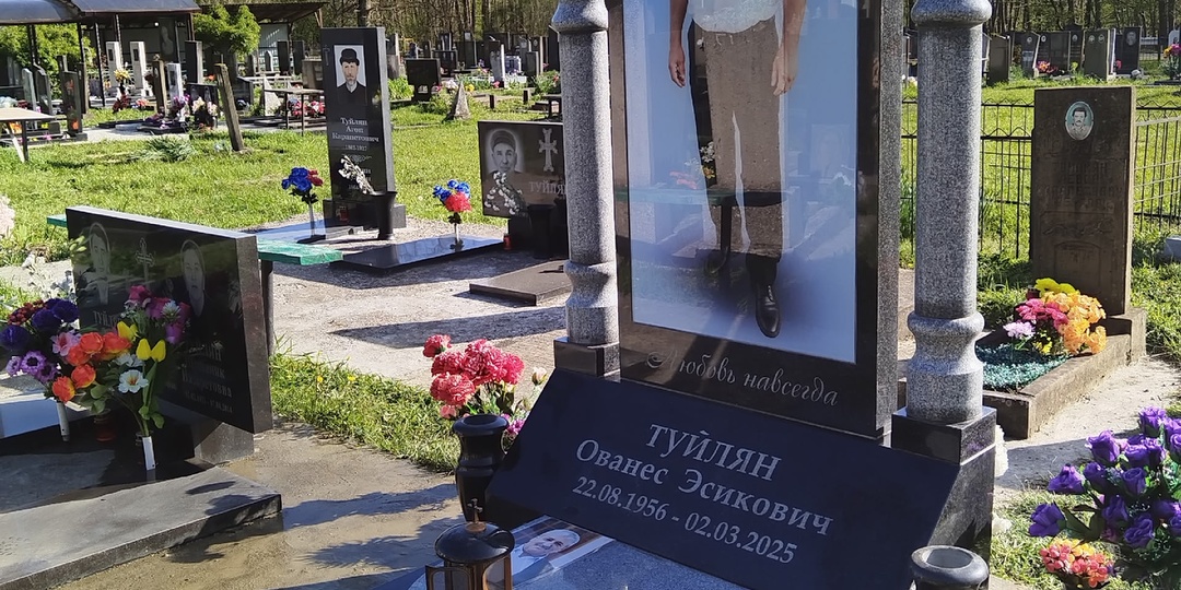 Установка элитного памятника с аркой руками без крана