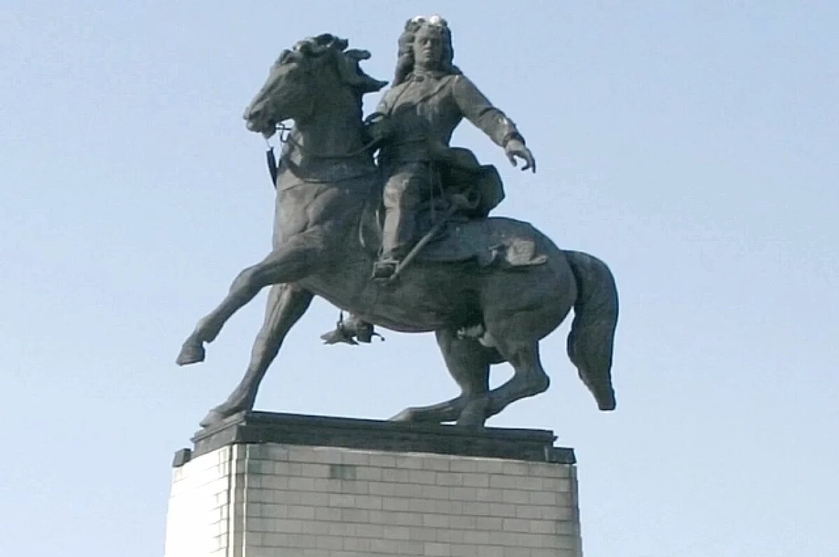    Монумент Татищеву в Тольятти.