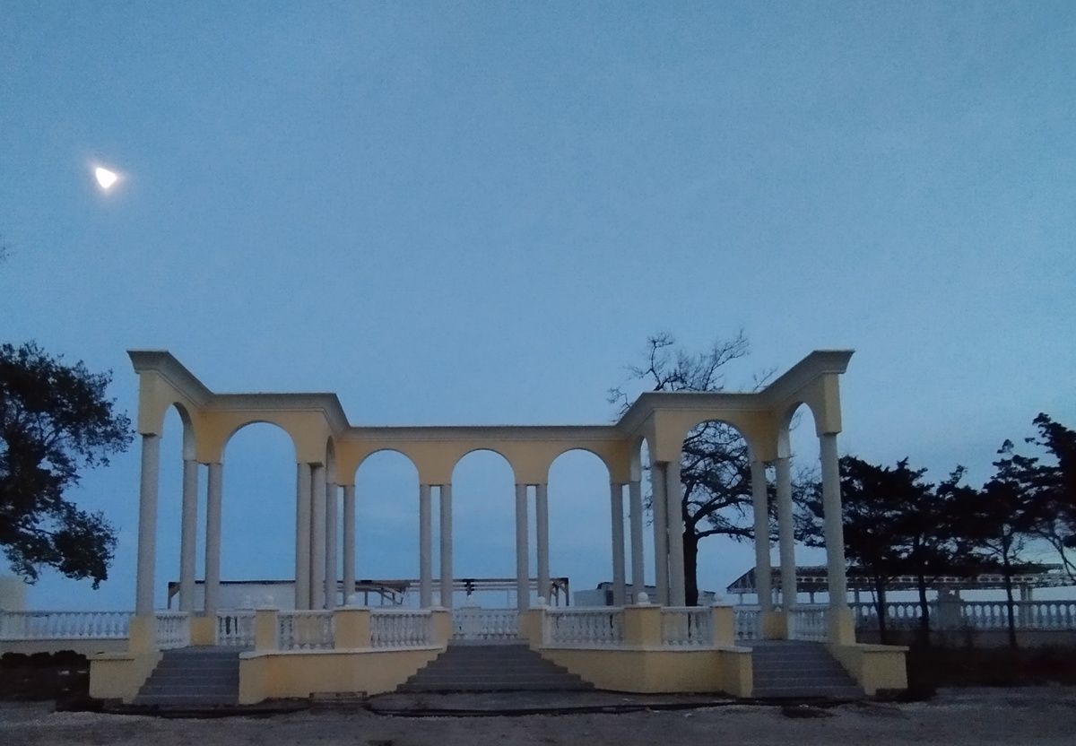 Набережная Горького. Колоннада. ЗДЕСЬ и далее фото автора и(или) из личного архива автора, если не указано иначе.
