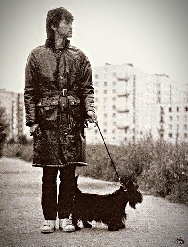 Виктор Цой на прогулке со своей собачкой, 1985 г(Фотото -Дмитрий Конрадт)