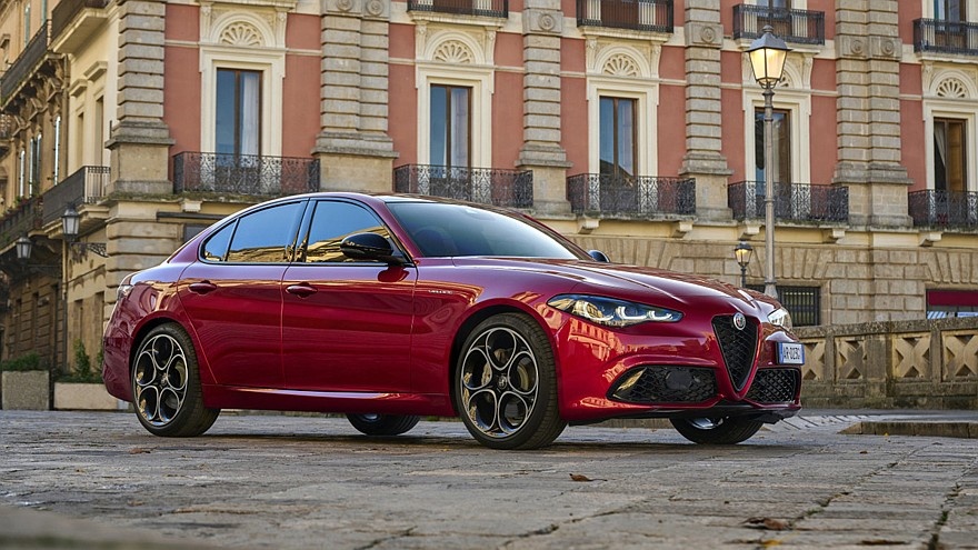    На фото: актуальный седан Alfa Romeo Giulia