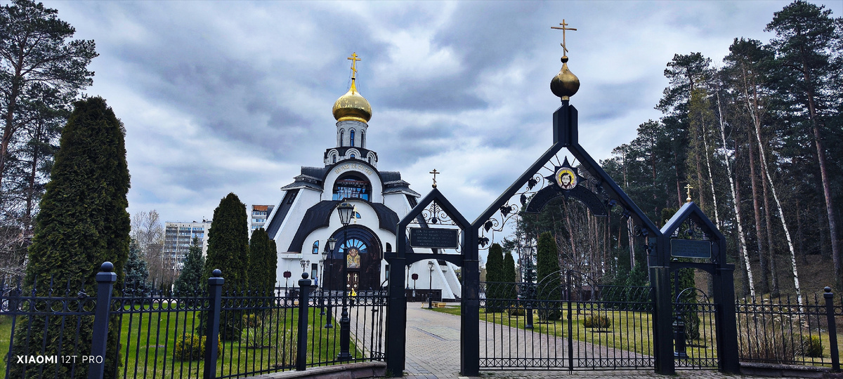 Церковь в городе Сосновый Бор. Фото автора.