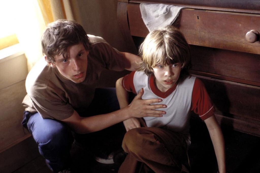 Кадр из фильма "Подводное течение" (США, 2004)