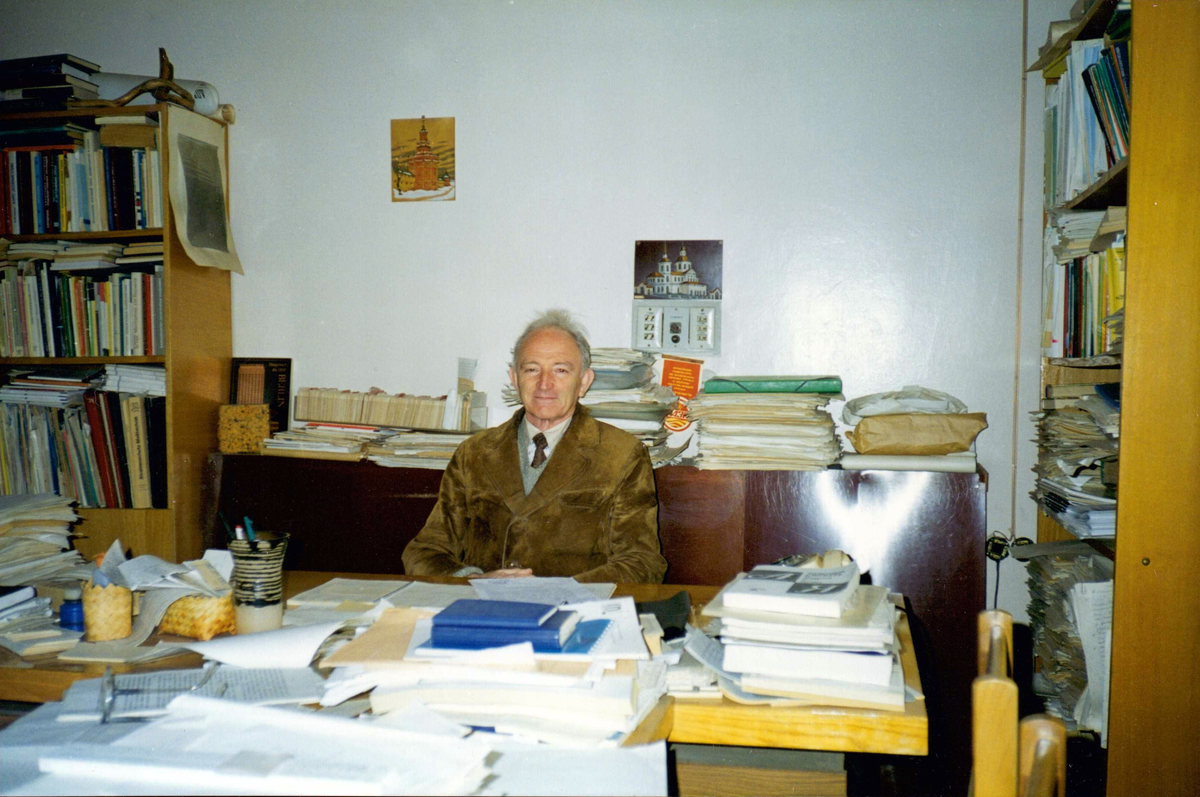 В рабочем кабинете в Институте биофизики
1990-е годы