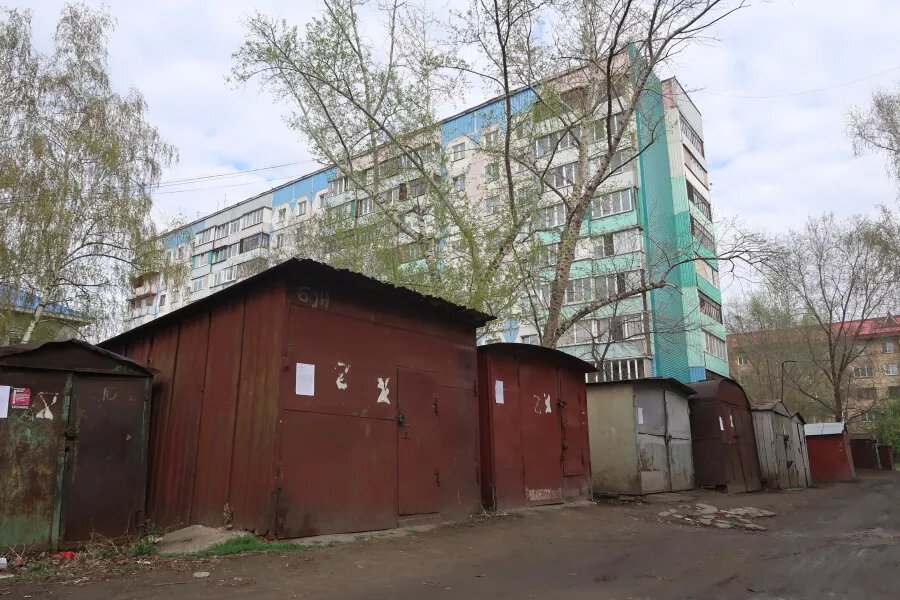 Гаражи у жилого дома. Анна Сабанова   📷
