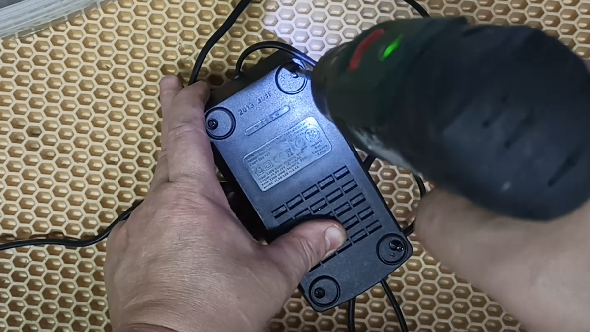 Выкручивание винтов Bosch AL 1814 CV