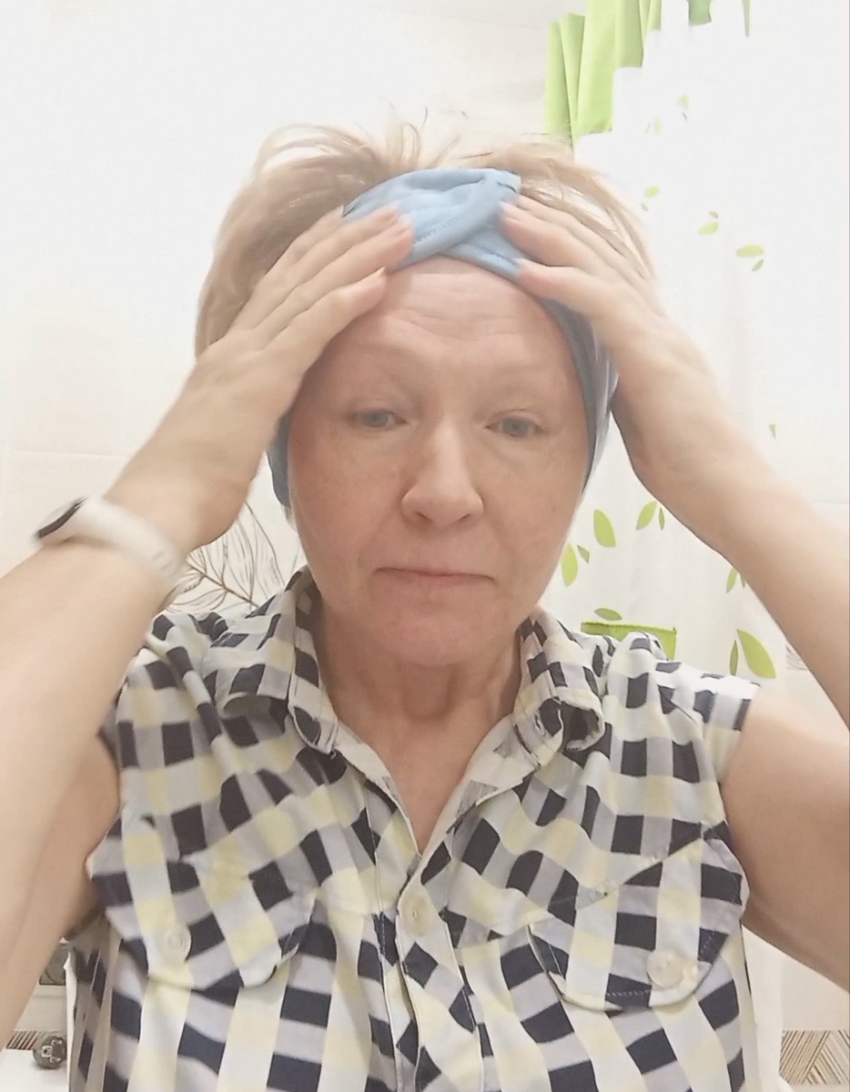 Убираю волосы с лица с помощью фиксированной повязки.