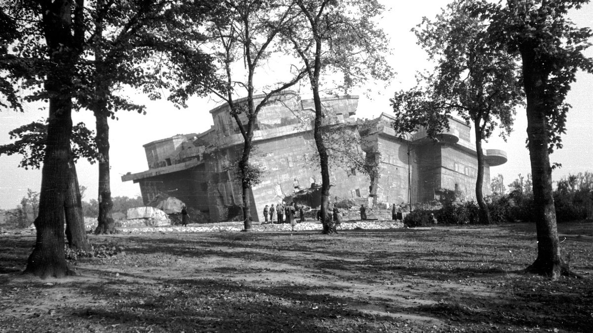 Разрушенный бункер фюрера, июнь 1946 года