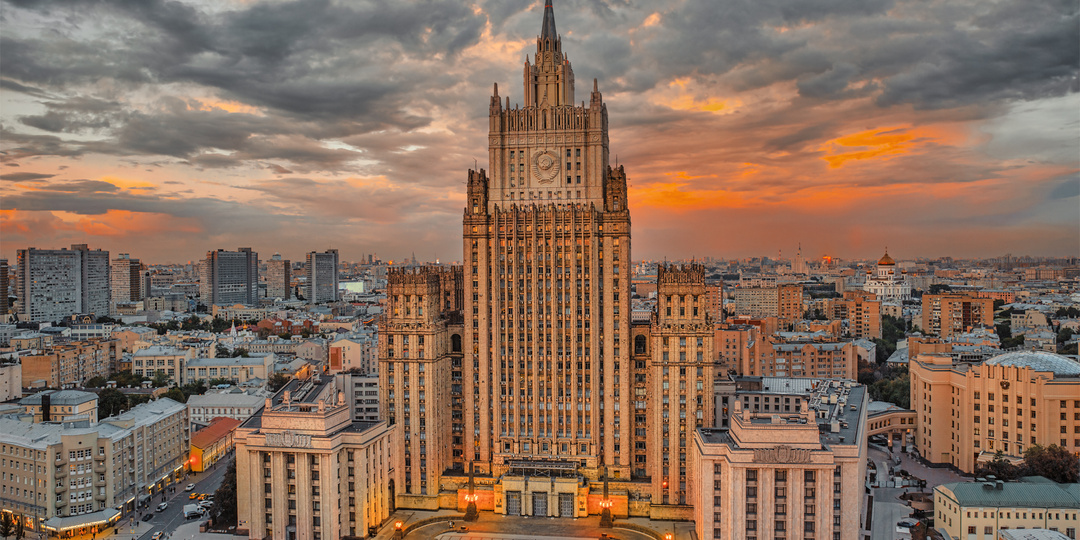 Здание МИД на Смоленской: шпиль приделали уже после постройки. Внутри есть этажи, которых нет в оригинальном проекте