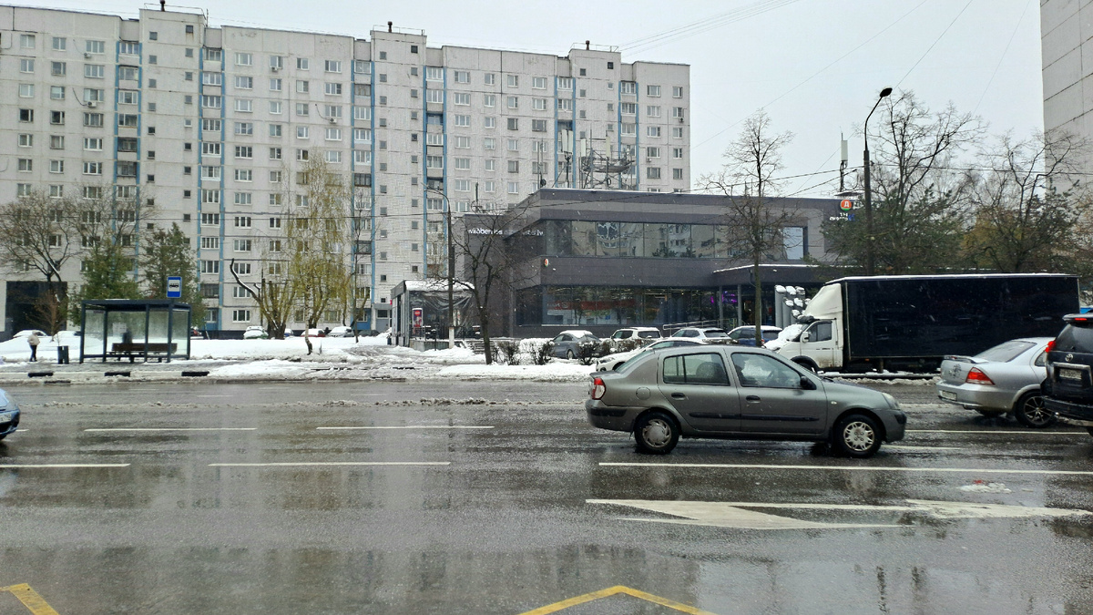 Королёв. Это тёмное двухэтажное здание — моя цель.