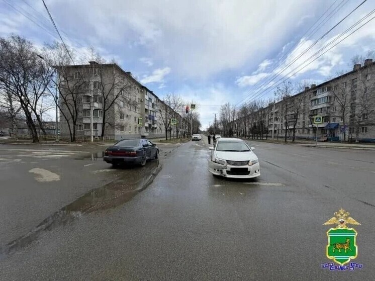     В Биробиджане Toyota Corona не пропустила встречный автомобиль на зелёный фото: Полиция ЕАО