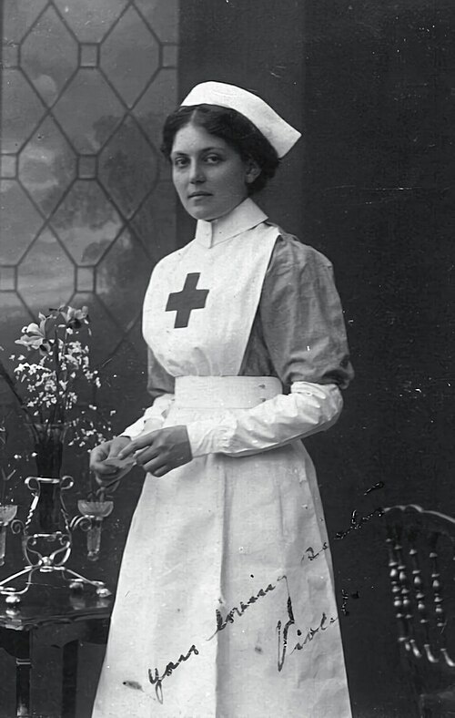 Изображение взято с сайта https://upload.wikimedia.org/wikipedia/commons/thumb/f/f9/Violet_Jessop_in_Voluntary_Aid_Detachment_Uniform.jpg/500px-Violet_Jessop_in_Voluntary_Aid_Detachment_Uniform.jpg