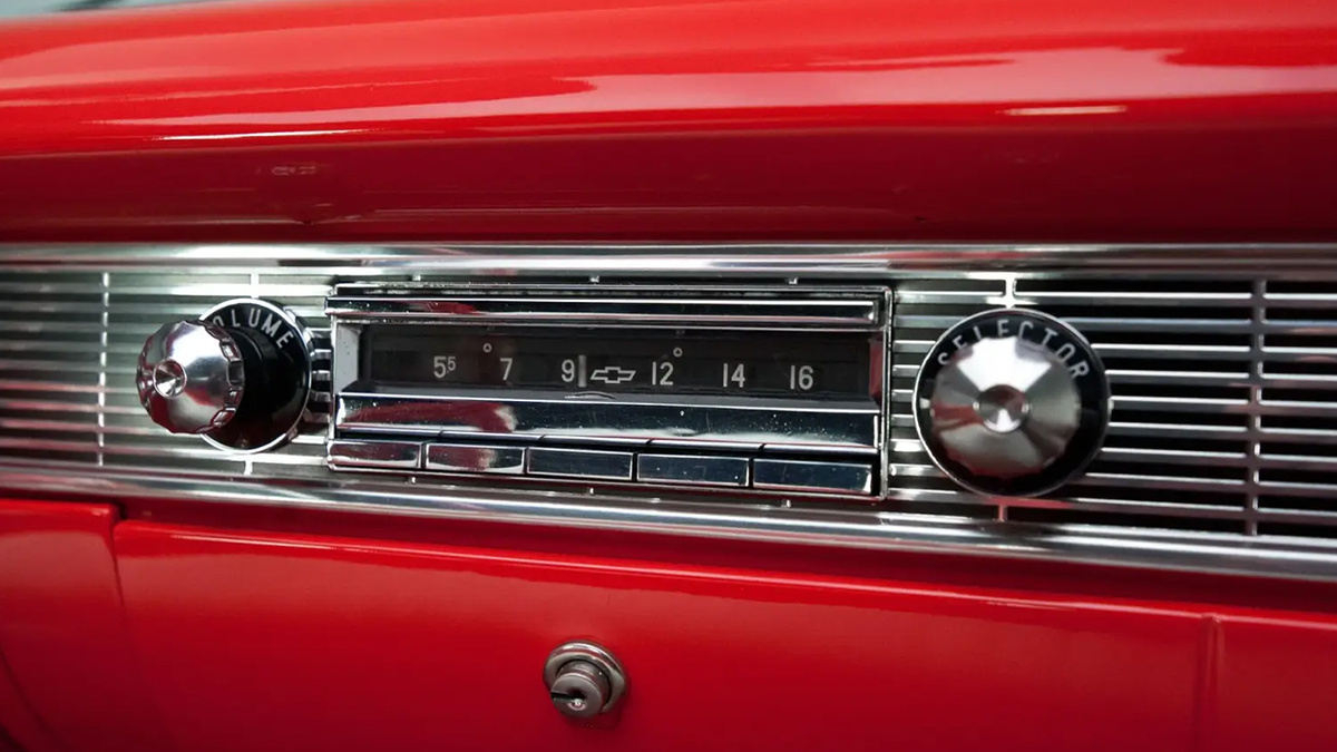 Радиоприемник с функцией подстройки на панели Chevrolet Bel Air 1956 года