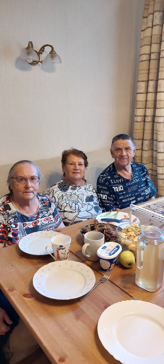 Это мы - солисты песни "Пингвины". Еще пока что силим и ждем выхода.  Нам эта песня и подобные ей нужны как тренажеры для ритма при чтении текстов для внучки, так что продолжим распечатывать и петь подобные песни и дальше. Толк от этого есть. Кстати, тут пир наш еще не начался и посуда пуста. А вообще, с едой мы вчера явно переборщили: было слишком много+еще и наша, добытая охотником, ДИЧЬ С ОВОЩАМИ. 