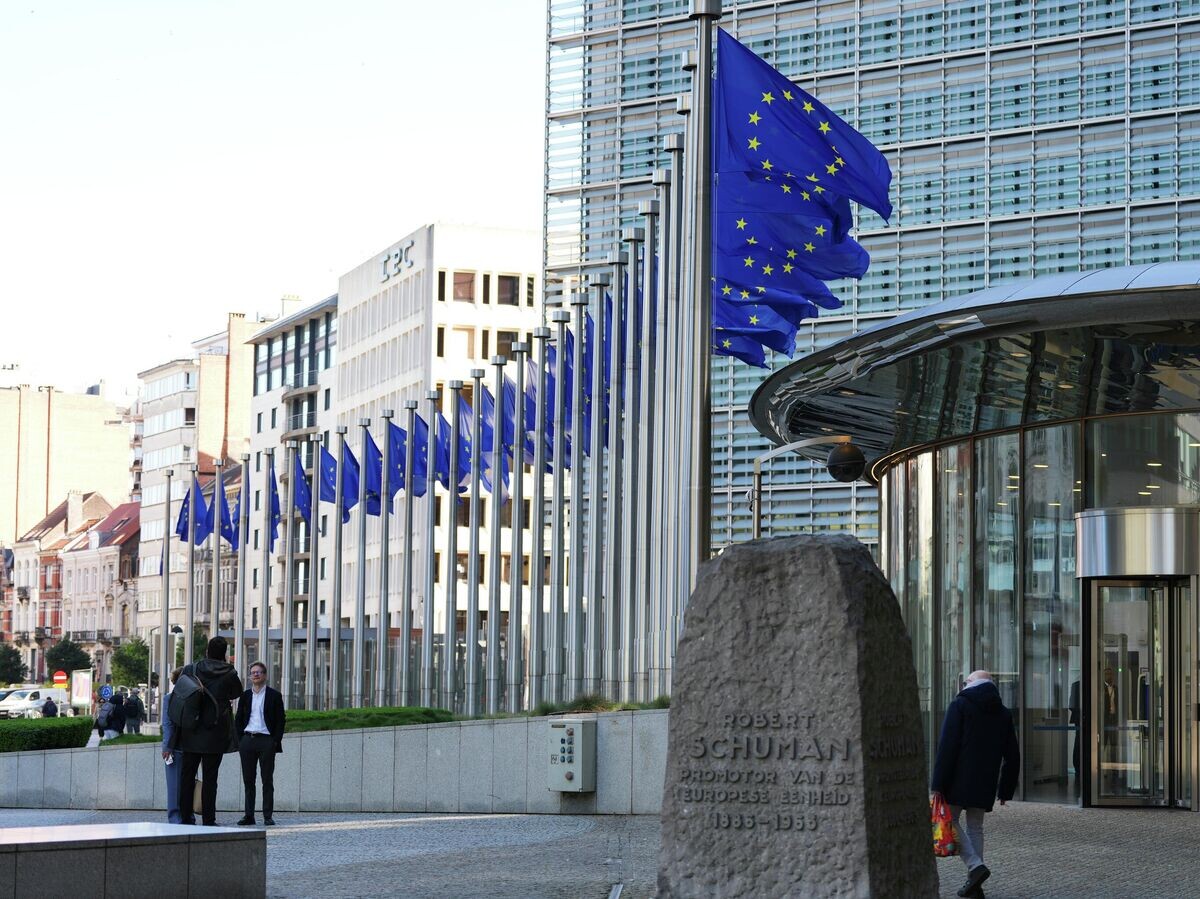    Флаги Европейского союза перед штаб-квартирой ЕС в Брюсселе | © AP Photo / Virginia Mayo