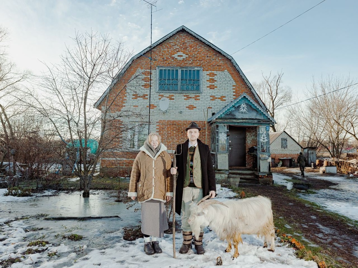 Деревенская жизнь с козлом! Косплей на картину «Американская готика» (англ. American Gothic) — американского художника Гранта Вуда, созданная в 1930 году. Иллюстрация из открытых источников.