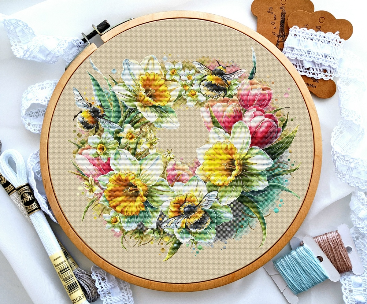 Венок с нарциссами и тюльпанами. Ирина Загородская (Magic stitch studio)