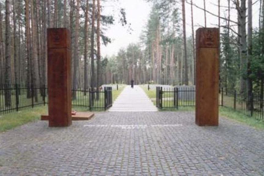 Вход на территорию польского военного кладбища в Катыни. Источник: Wikimedia Commons.