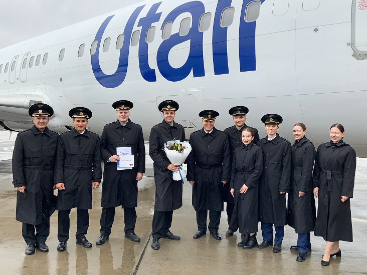 На фото слева направо: Алексей Трохан, инженер-методист по типу Boeing 737 группы ЛМО летного отряда № 9
Антон Михайлов, заместитель командира ЛО № 9 по организации летной работы
Егор Куринский,  командир Boeing 737 авиаэскадрильи № 2 летного отряда № 9
Алексей Литвиненко, командир Boeing 737 авиаэскадрильи № 1 летного отряда № 9
Юрий Василенко, командир авиаэскадрильи № 2 Boeing 737 летного отряда № 9
Даниил Павлов, второй пилот Boeing 737 авиаэскадрильи № 2 летного отряда № 9
Кристина Белоусова, бортпроводник СБП г. Краснодар
Эльдар Каримов, бортпроводник СБП г. Краснодар 
Алиса Лебедева, бортпроводник СБП г. Краснодар
Луиза Ткачева, бортпроводник СБП № 2 г. Москва