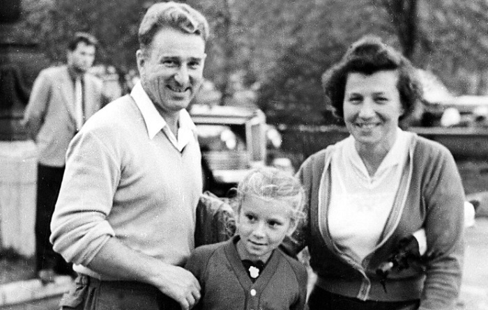 Татьяна в детстве с родителями