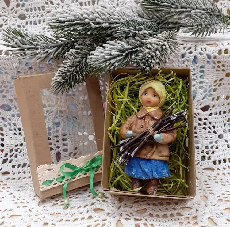Скромная упаковка для винтажной елочной игрушки.