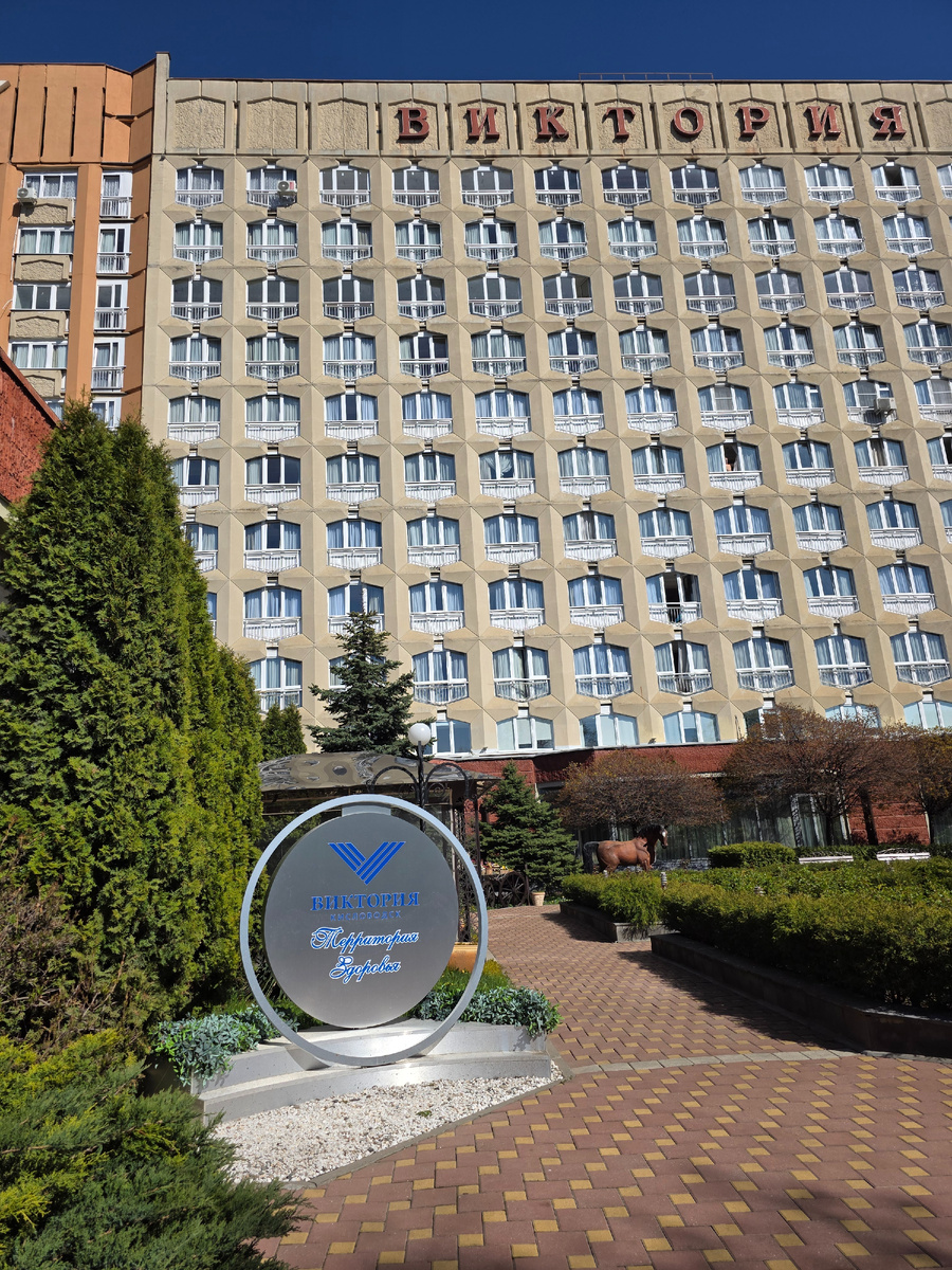 В день отъезда гуляла по территории парка, было очень тепло и солнечно 