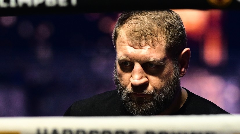     Александр Емельяненко ходит с тростью после операции на спине, но верит в возвращение в спорт РИА Новости Владимир Астапкович