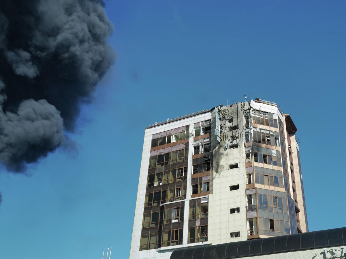    Дым от пожара на нефтеперерабатывающем заводе в Туапсе после атаки ВСУ | © РИА Новости / Борис Морозов