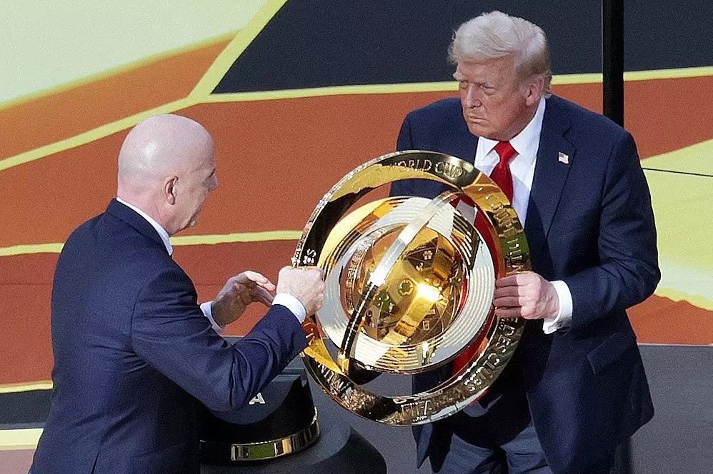 Дональд Трамп оставил при себе трофей КЧМ-2025 / фото: Reuters