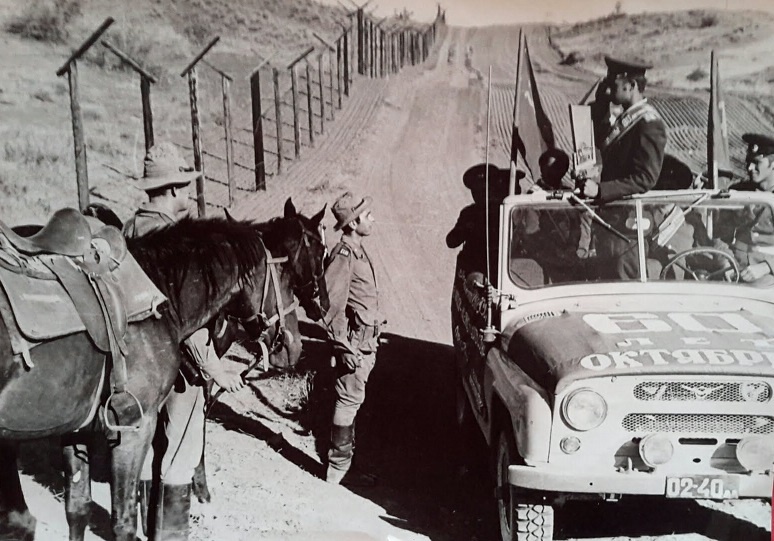 Вымпел Всесоюзной эстафеты на дозорной тропе.