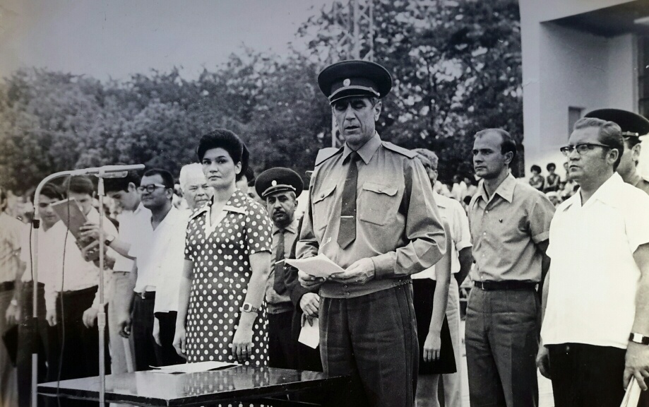 Участников Всесоюзной эстафеты вдоль Государственной границы СССР приветствует генерал-майор И.Г. Карпов. Слева от него - первый секретарь ЦК ЛКСМ Туркменистана Огульнабат Ишанкулиева. Фото из личного архива автора.