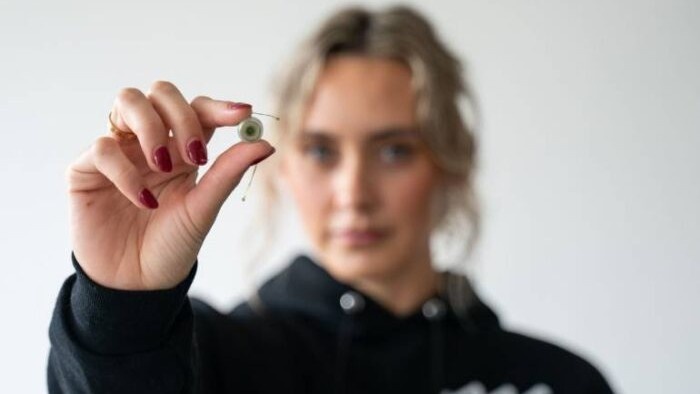 Элиз Дженкинс, сооснователь Coherence Neuro, держит в руках чип SOMA-1