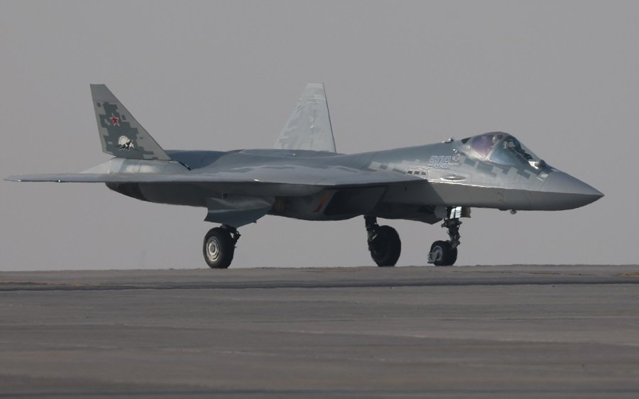 Российский истребитель Су-57 во время выступления на авиашоу - Фото: ALI HAIDER/EPA/TASS