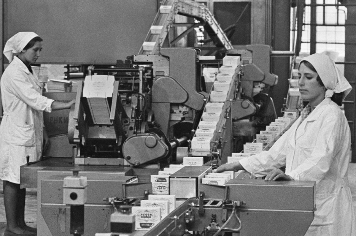 Автоматы по упаковке сахара-рафинада в рафинадном цехе на конвейере Сахарного завода имени Карла Либкнехта, Курская область, 1978. Изображение взято их архивов открытых источников: https://profile.ru/society/konservy-na-konvejere-kak-razvivalos-rossijskoe-proizvodstvo-pishhevogo-oborudovaniya-1755164/