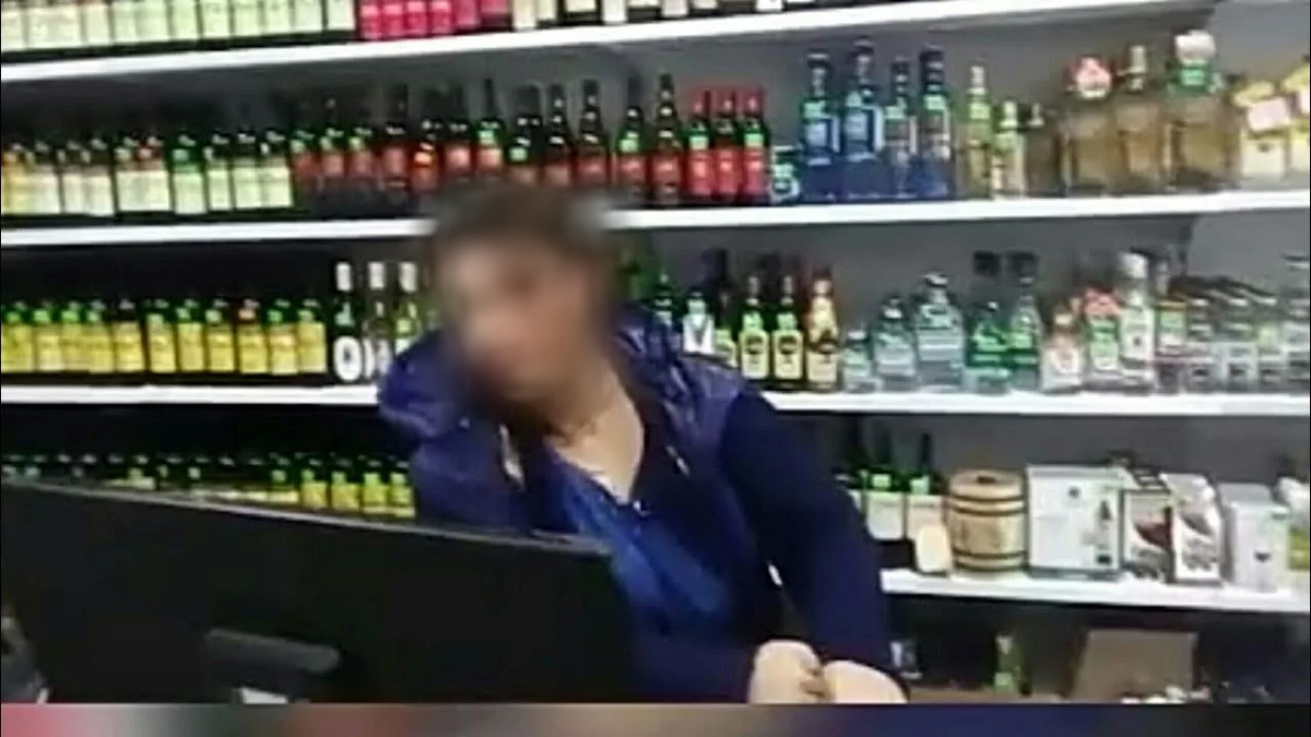 Разъеренная продавщица Tesco Express