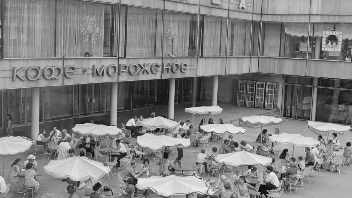 фото с сайта: https://yandex.ru/images/search?img_url=https%3A%2F%2Favatars.dzeninfra.ru%2Fget-zen_doc%2F271828%2Fpub_655b715d897e9439b4c0a7e5_655b73a373d46a02147b822a%2Fscale_1200&lr=35&pos=0&rpt=simage&source=serp&text=%D0%BA%D0%B0%D1%84%D0%B5%20%D0%BC%D0%BE%D1%80%D0%BE%D0%B6%D0%B5%D0%BD%D0%BD%D0%BE%D0%B3%D0%BE%20%D0%B2%D0%BE%20%D0%92%D0%BB%D0%B0%D0%B4%D0%B8%D0%B2%D0%BE%D1%81%D1%82%D0%BE%D0%BA%D0%B5%20%D0%B2%201970%20%D0%B3%D0%BE%D0%B4%D0%B0%D1%85