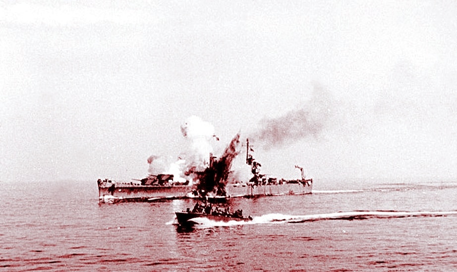 Поражение крейсера USS Savannah авиабомбой Fritz X у берегов Салерно. Сентябрь, 1943 г.