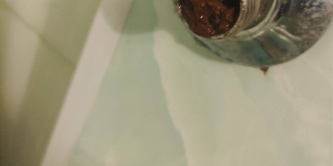 💧 Слабый напор горячей воды: кто виноват и что делать